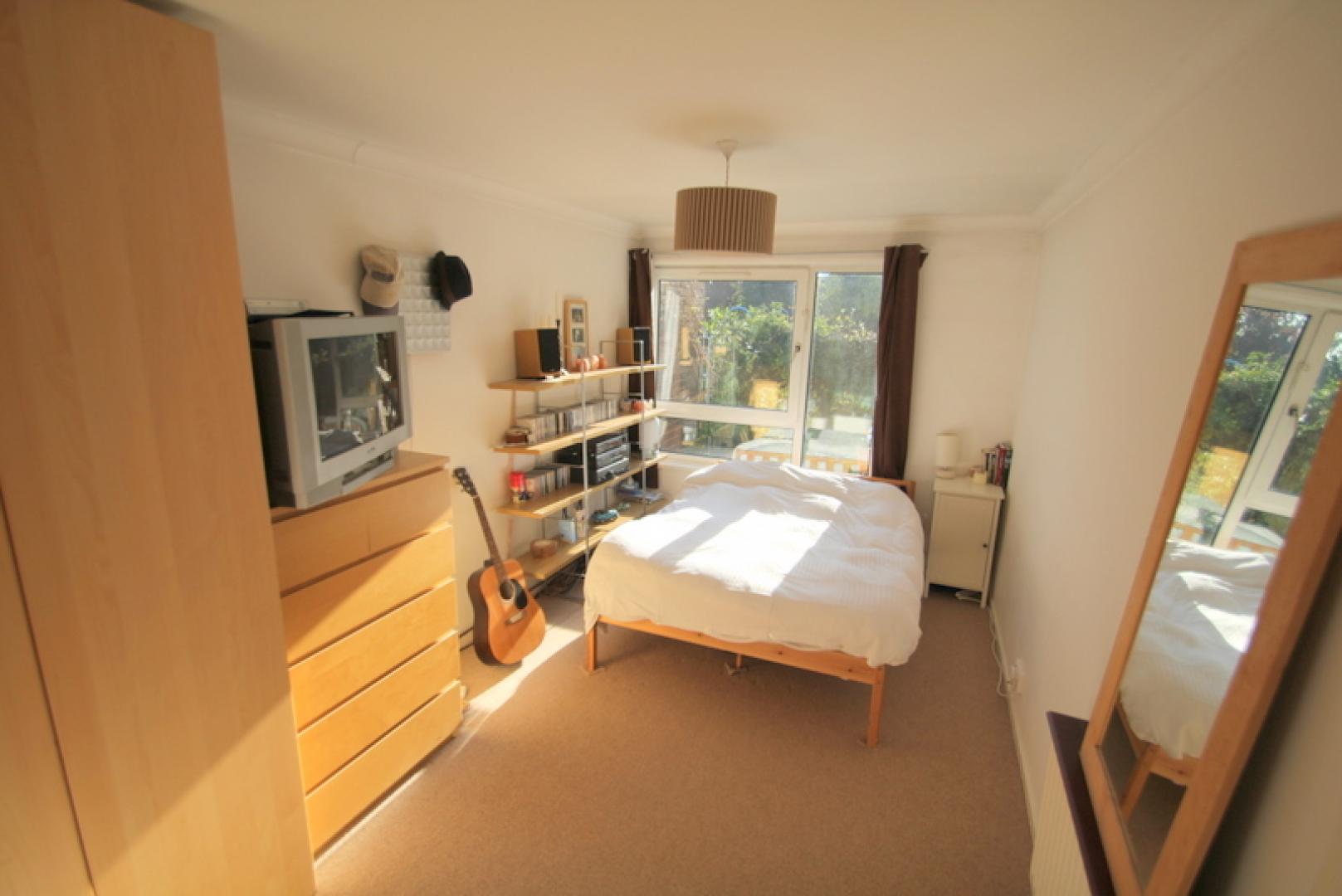 			1 month deposit instead of 6 weeks, saving you £683.33!, 2 Bedroom, 1 bath, 1 reception Flat			 Mapesbury Road, KILBURN